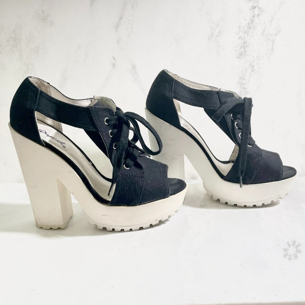 Black and White Thick Heeled Shoes with Lace Up Front